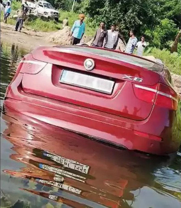 मालिक ने नदी में बहा दी 1.3 करोड़ की BMW कार! वजह जान कर चौंक गई पुलिस