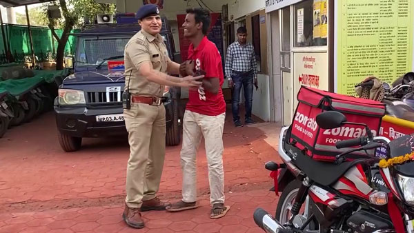 डिलीवरी बाॅय को साइकिल से जाता देख पुलिस हुई इमोशनल, अपनी सैलेरी से दे दिया ये गिफ्ट