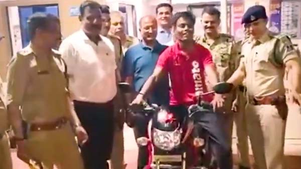डिलीवरी बाॅय को साइकिल से जाता देख पुलिस हुई इमोशनल, अपनी सैलेरी से दे दिया ये गिफ्ट