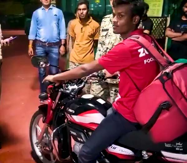 डिलीवरी बाॅय को साइकिल से जाता देख पुलिस हुई इमोशनल, अपनी सैलेरी से दे दिया ये गिफ्ट