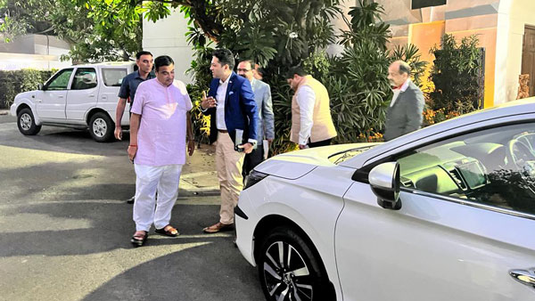 परिवहन मंत्री Nitin Gadkari ने नई Honda City हाइब्रिड पर आजमाया हाथ, तस्वीरें आईं सामने