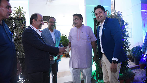परिवहन मंत्री Nitin Gadkari ने नई Honda City हाइब्रिड पर आजमाया हाथ, तस्वीरें आईं सामने