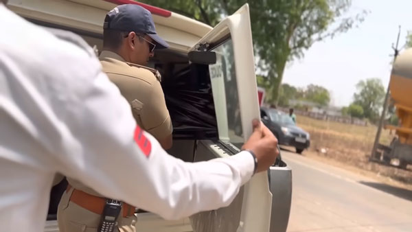 पुलिस वाले ने ही लिया पुलिस की गाड़ी पर एक्शन, खिड़कियों पर लगी काली फिल्म उतरवाई, देखें वीडियो