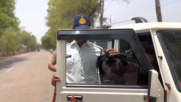पुलिस वाले ने ही लिया पुलिस की गाड़ी पर एक्शन, खिड़कियों पर लगी काली फिल्म उतरवाई, देखें वीडियो