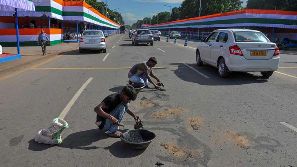 अगले 2 साल में सड़क दुर्घटनाओं में आएगी 50% की कमी, गडकरी ने ब्लैक स्पाॅट पहचानने का दिया निर्देश