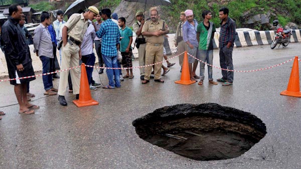 अगले 2 साल में सड़क दुर्घटनाओं में आएगी 50% की कमी, गडकरी ने ब्लैक स्पाॅट पहचानने का दिया निर्देश