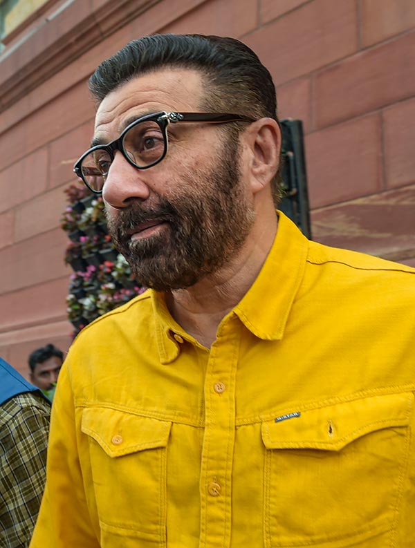 एक्टर Sunny Deol ने खरीदी नई Land Rover Defender 110, जानें क्या है कीमत और फीचर्स