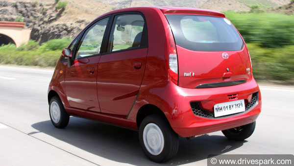 टाटा नैनो के इलेक्ट्रिक माॅडल में सफर करते दिखे रतन टाटा, लोगों ने की सरल व्यक्तित्व की जमकर तारीफ
