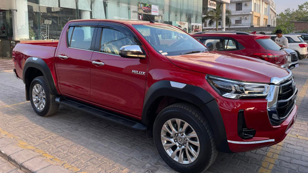 डिलीवर हुआ देश का पहला Toyota Hilux पिक-अप ट्रक, क्या आप जानते हैं इस लग्जरी ट्रक की कीमत?