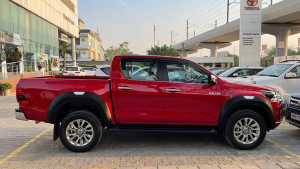 डिलीवर हुआ देश का पहला Toyota Hilux पिक-अप ट्रक, क्या आप जानते हैं इस लग्जरी ट्रक की कीमत?