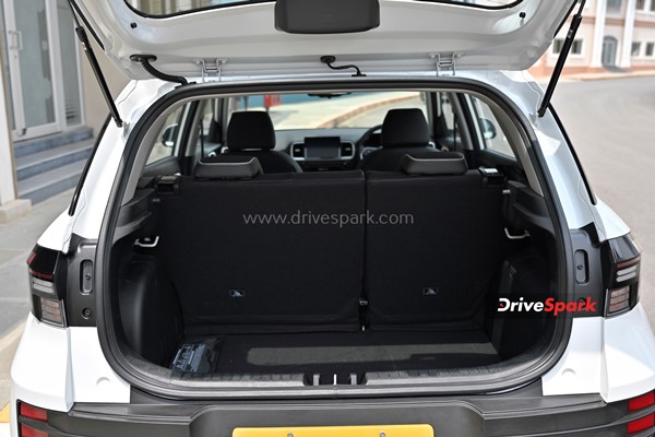 नई 2022 Hyundai Venue कितनी हुई है नई - कितनी है वही? जानें हमारे इस रिव्यू में