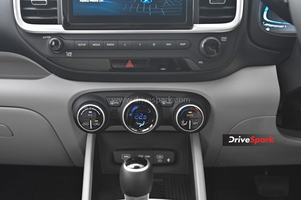 नई 2022 Hyundai Venue कितनी हुई है नई - कितनी है वही? जानें हमारे इस रिव्यू में