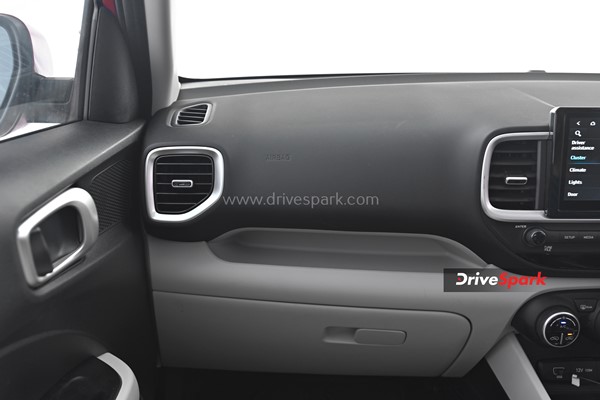नई 2022 Hyundai Venue कितनी हुई है नई - कितनी है वही? जानें हमारे इस रिव्यू में