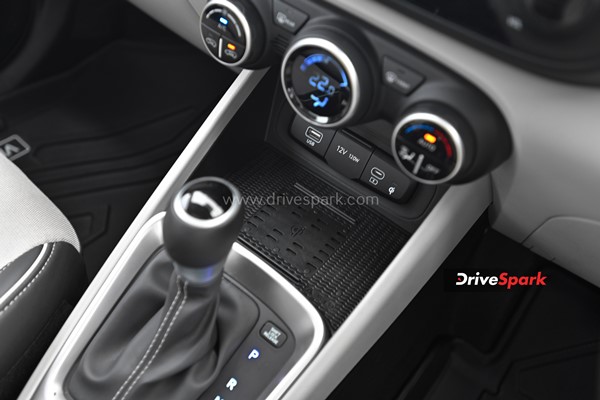 नई 2022 Hyundai Venue कितनी हुई है नई - कितनी है वही? जानें हमारे इस रिव्यू में