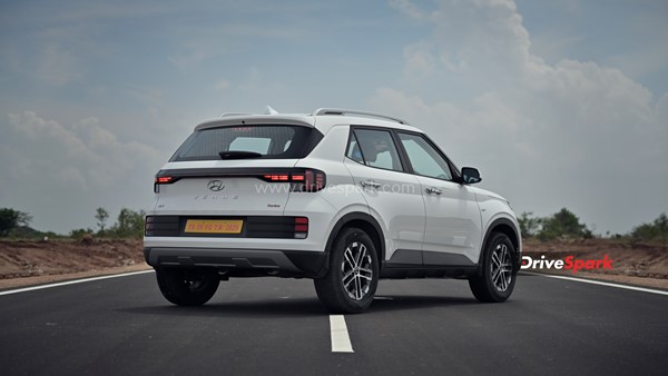 नई 2022 Hyundai Venue कितनी हुई है नई - कितनी है वही? जानें हमारे इस रिव्यू में
