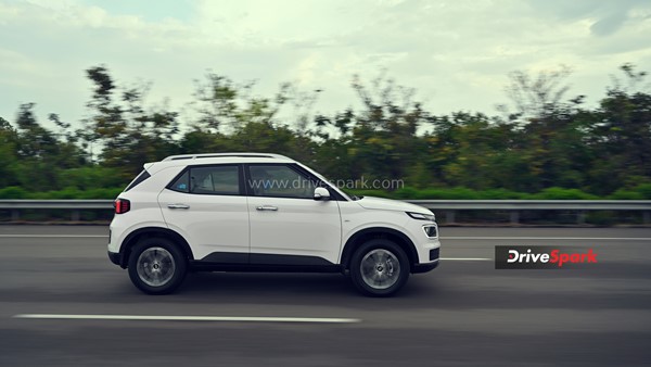 नई 2022 Hyundai Venue कितनी हुई है नई - कितनी है वही? जानें हमारे इस रिव्यू में