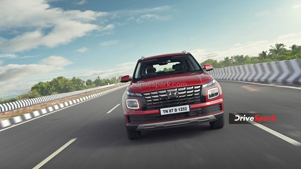 नई 2022 Hyundai Venue कितनी हुई है नई - कितनी है वही? जानें हमारे इस रिव्यू में