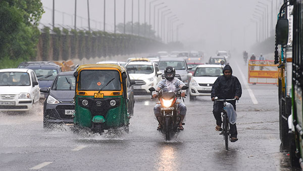 बारिश में इस तरह बाइक चलाएंगे तो नहीं होगा एक्सीडेंट, जानें कुछ जरूरी सेफ्टी टिप्स