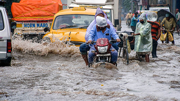 बारिश में इस तरह बाइक चलाएंगे तो नहीं होगा एक्सीडेंट, जानें कुछ जरूरी सेफ्टी टिप्स