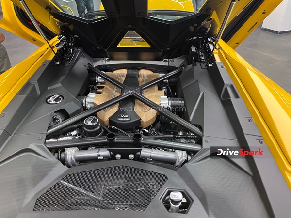 Lamborghini Aventador Ultimae की पहली यूनिट भारतीय ग्राहक को हुई डिलीवर, जाने क्या है खास