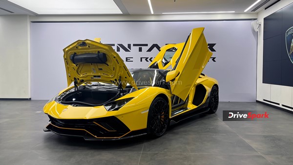 Lamborghini Aventador Ultimae की पहली यूनिट भारतीय ग्राहक को हुई डिलीवर, जाने क्या है खास
