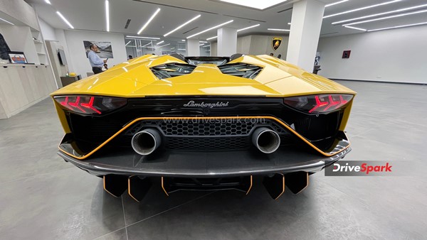 Lamborghini Aventador Ultimae की पहली यूनिट भारतीय ग्राहक को हुई डिलीवर, जाने क्या है खास
