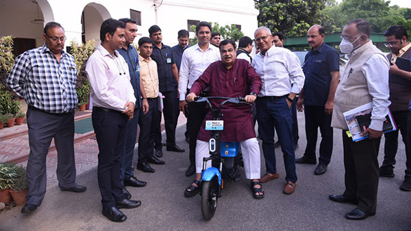 नितिन गडकरी ने चलाई युलु की इलेक्ट्रिक बाइक, एक बार चार्ज करने पर चलती है 25 किलोमीटर