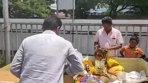 इस व्यक्ति ने दस-दस रुपये के सिक्कों से इकट्ठा किए 6 लाख रुपये, खरीद ली एक ब्रांड न्यू कार