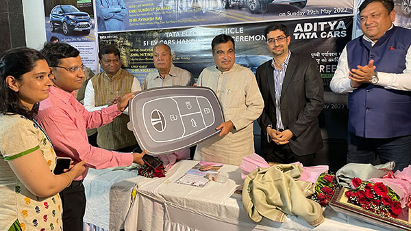 Tata Motors ने एक साथ डिलीवर कीं 51 इलेक्ट्रिक कारें, Nitin Gadkari ने खुद ग्राहकों को सौंपी चाबियां