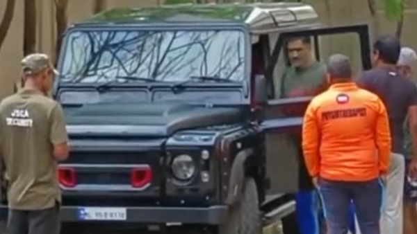 एमएस धोनी ने सड़क पर दौड़ाई विंटेज कार, लोगों ने एसे दिया रिएक्शन, देखें वीडियो