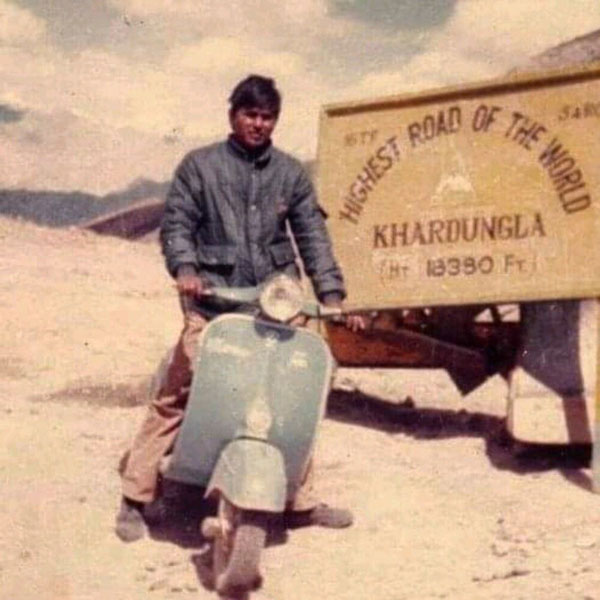 बजाज चेतक से तय किया दुनिया की सबसे ऊंची सड़क का सफर, 42 घंटे तक लगातार चलाई स्कूटर