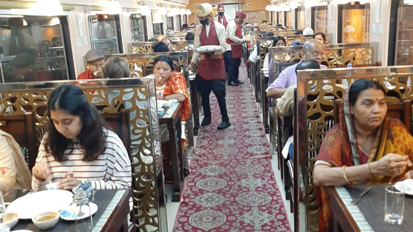 अब ट्रेन में भी अपने खाने के लिए कर सकेंगे QR कोड से ऑनलाइन भुगतान, जानें क्या होगा फायदा