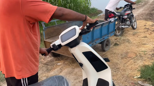 केवल 50 किलोमीटर चलकर बंद हो गई ओला स्कूटर, घर ले जाने के लिए लेना पड़ा हीरो की बाइक का सहारा