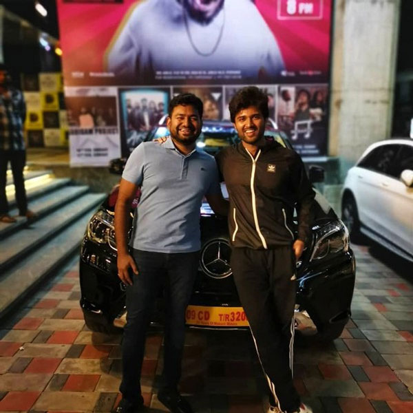 लाइगर फिल्म के एक्टर विजय के पास हैं बेहतरीन कारों का कलेक्शन, देखें उनके गैरेज में कौन-सी कारें