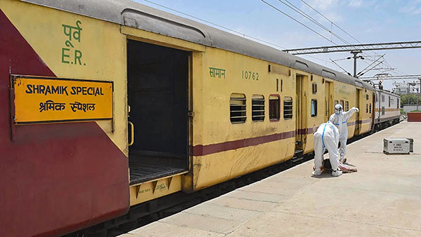 ट्रेन की टिकट के लिए क्लर्क ने लिए थे 20 रुपये अधिक, 21 साल बाद वकील ने जीती कानूनी लड़ाई