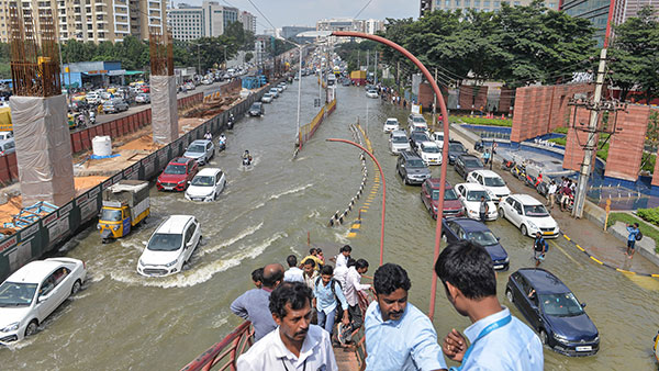 अगर बाढ़ में बह गई कार तो भी मिलेगा बीमा कवरेज, पढ़ें क्या कहते हैं नियम