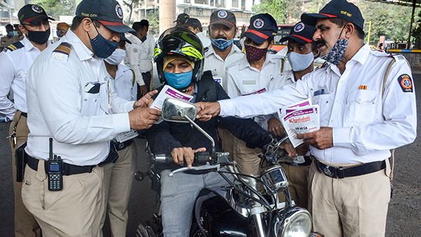 बाइक चलाते समय इस डिवाइस के इस्तेमाल पर लगा बैन, 3 महीने के लिए रद्द होगा ड्राइविंग लाइसेंस