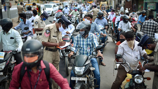 बाइक चलाते समय इस डिवाइस के इस्तेमाल पर लगा बैन, 3 महीने के लिए रद्द होगा ड्राइविंग लाइसेंस