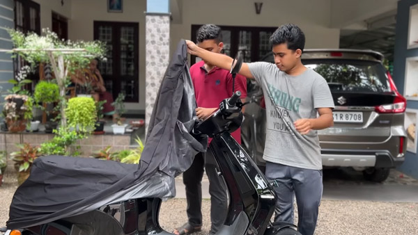 ओला एस1 इलेक्ट्रिक स्कूटर की डिलीवरी शुरू, पहले ही दिन कई ग्राहकों को मिली स्कूटर
