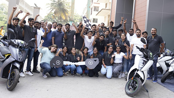 इस स्टाइलिश इलेक्ट्रिक स्कूटर की चल रही है भारी डिमांड, 250 यूनिट एक ही दिन में हुए डिलीवर