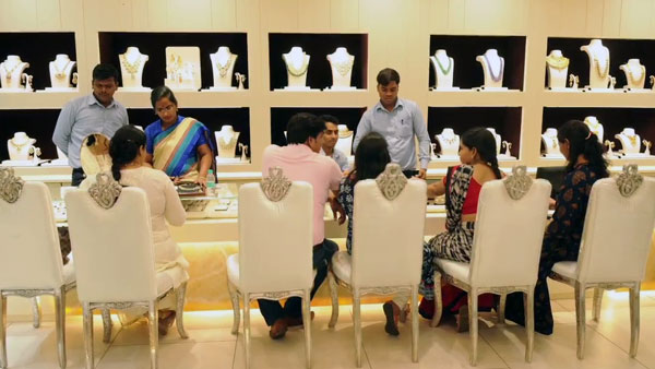 मालिक ने कर्मचारियों को दिवाली गिफ्ट में बांटी 1.2 करोड़ रुपये की कार और बाइक, कर्मचारी हुए खुश