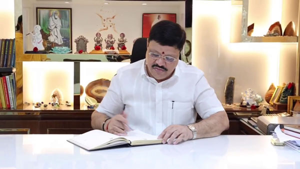मालिक ने कर्मचारियों को दिवाली गिफ्ट में बांटी 1.2 करोड़ रुपये की कार और बाइक, कर्मचारी हुए खुश