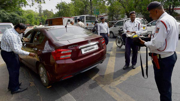 इस राज्य में हेलमेट पहनने या ड्राइविंग लाइसेंस भूलने पर नहीं कटेगा चालान, उल्टा नियम तोड़ने पर मिलेंगे फूल