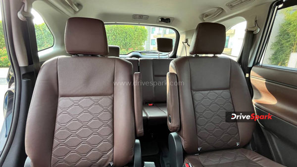 Toyota Innova Hycross Review: क्या दिखा पाएगी कमाल या हो जाएगी फेल? पढ़े रिव्यू