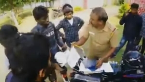 पुलिस वाले ने बाइकरों के समूह से मांगी रिश्वत