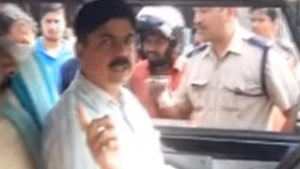 लोगों के विरोध पर एआरटीओ अधिकारी का कटा चालान